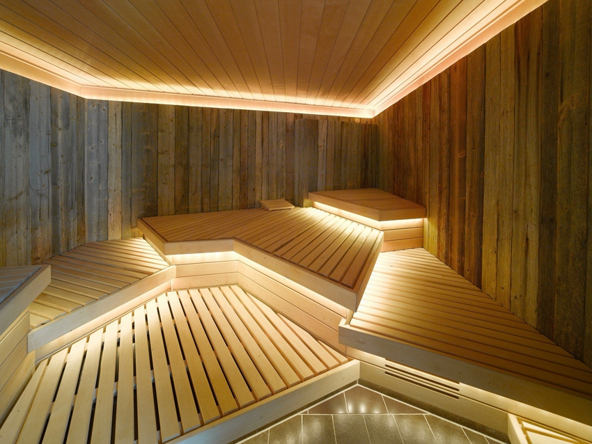 Светодиодная подсветка потолка и скамеек в бане