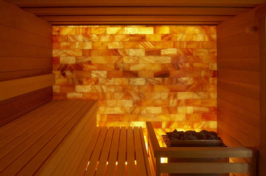 Стена парной выполнена из гималайской соли с подсветкой