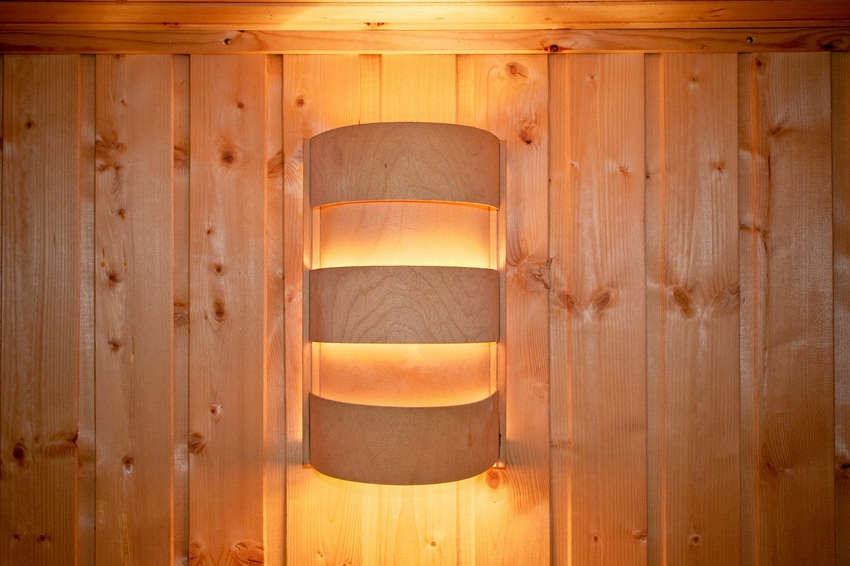 Деревянный экран для светильника в баню