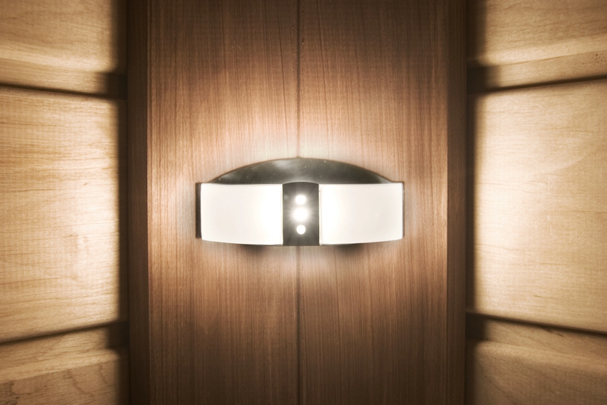 Для освещения в парной можно использовать галогенные, светодиодные или оптоволоконные лампы