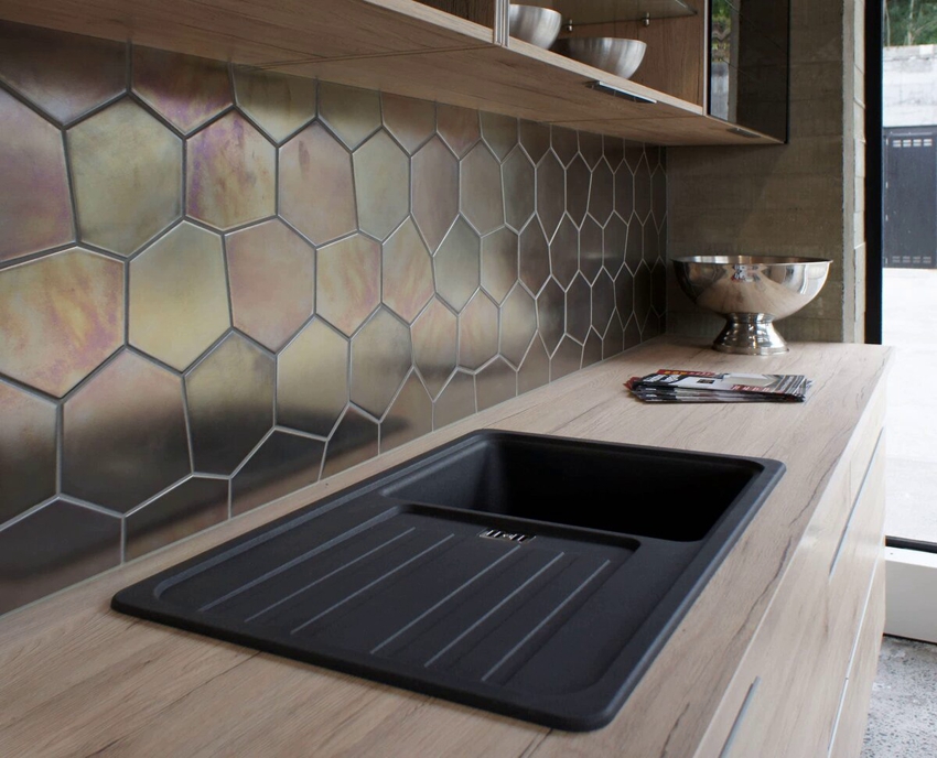 Металлическая крупная мозаика в интерьере кухни