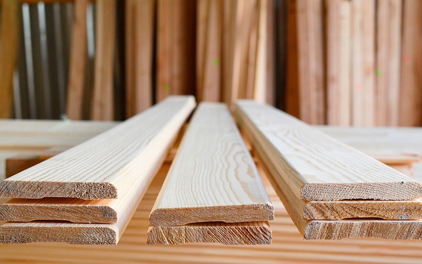 При выборе деревянного наличника следует отдавать предпочтение качественным материалам